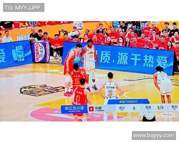 辽宁宏远捧起CBA总决赛冠军奖杯，取得2024年荣耀