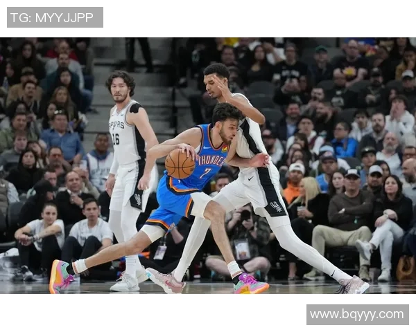 雷霆与勇士在季后赛中展开激烈角逐，球迷沸腾不已